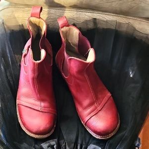 El naturalista red Chelsea booties